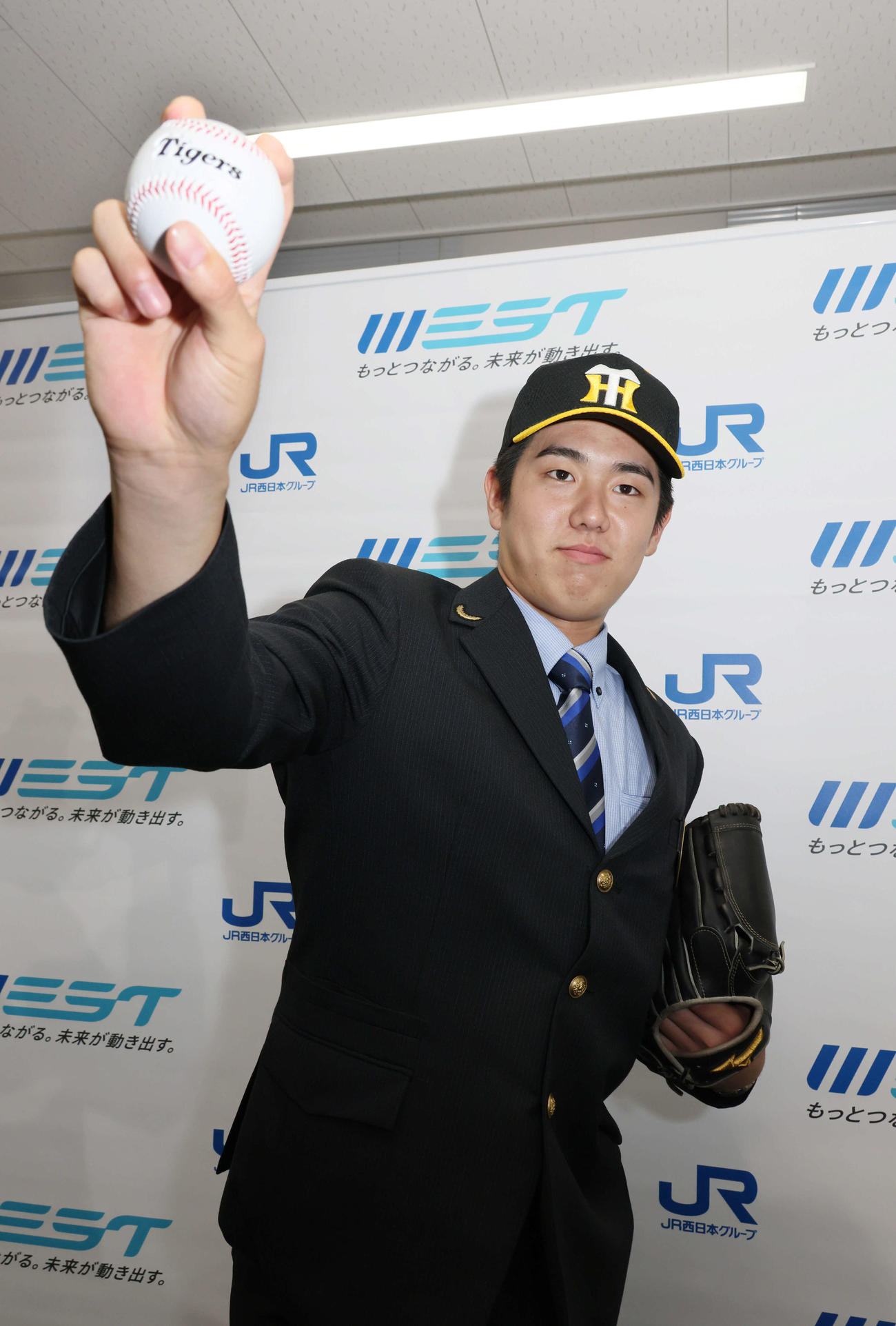 阪神から5位指名され、ポーズを決めるJR西日本・石黒（撮影・加藤孝規）