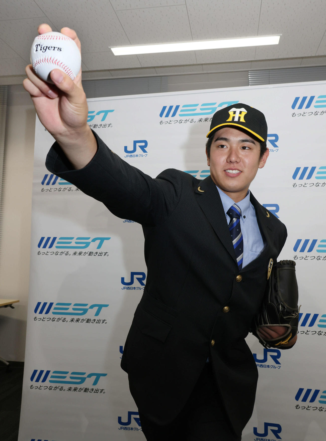 阪神から5位指名され、ポーズを決めるJR西日本・石黒（撮影・加藤孝規）