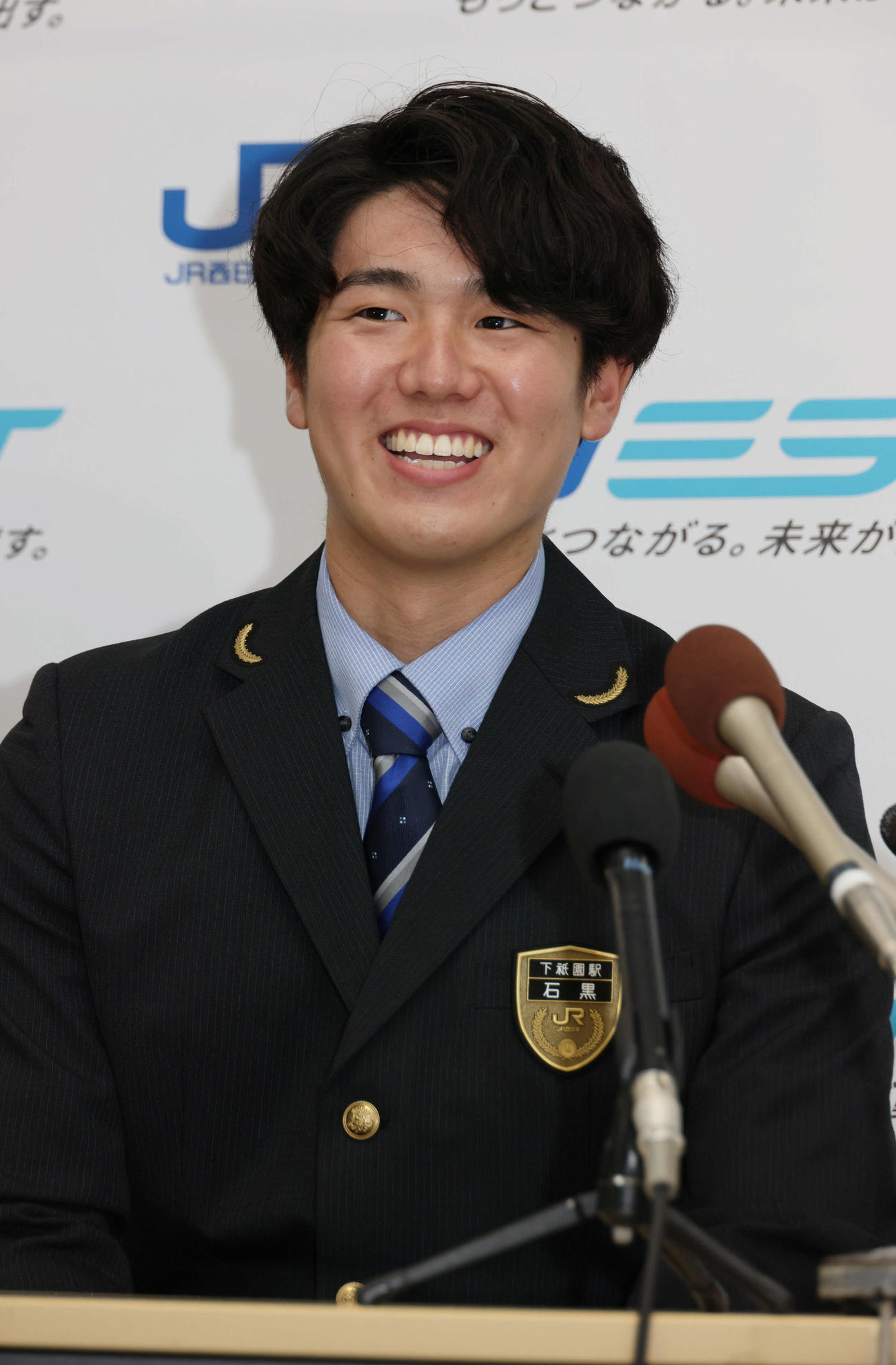 阪神にドラフト5位指名され、笑顔で会見するJR西日本の石黒（撮影・加藤孝規）