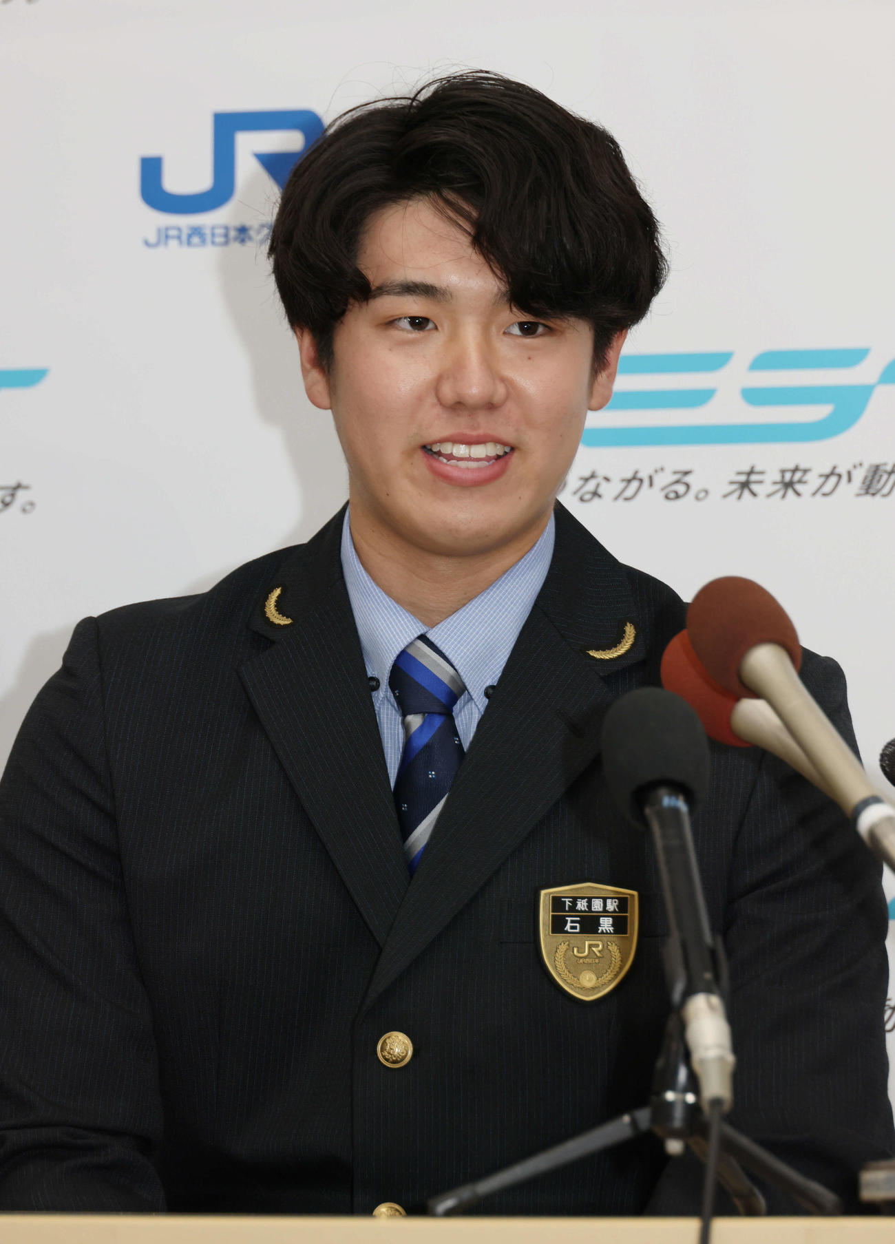 阪神にドラフト5位指名され、笑顔で会見するJR西日本の石黒（撮影・加藤孝規）