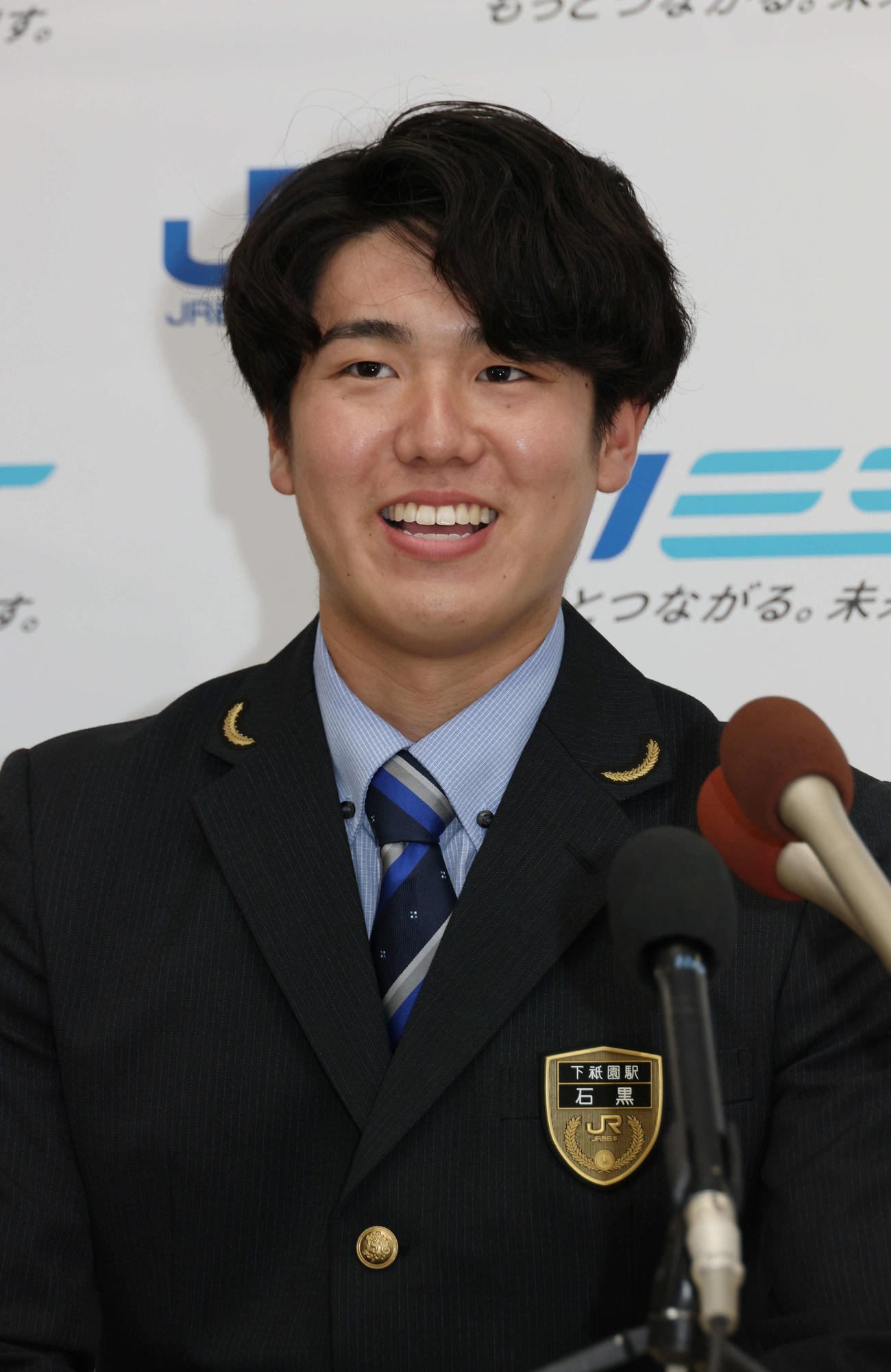 阪神にドラフト5位指名され、笑顔で会見するJR西日本の石黒（撮影・加藤孝規）