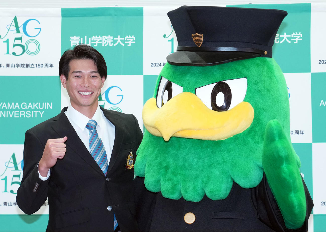 楽天から6位指名され、マスコットのイーゴくんと記念撮影をする青学大・中島（撮影・狩俣裕三）