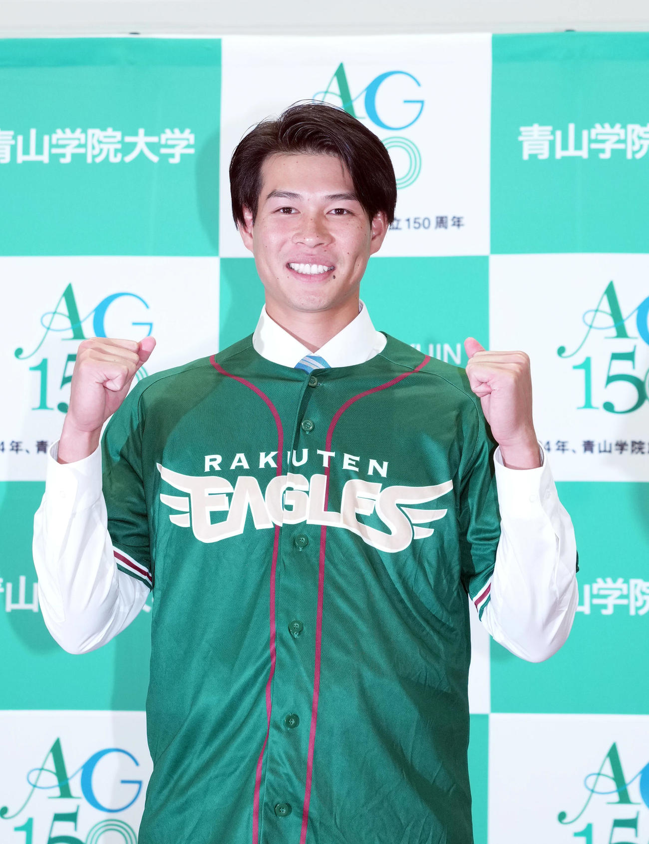 楽天から6位指名され、記念撮影をする青学大・中島（撮影・狩俣裕三）