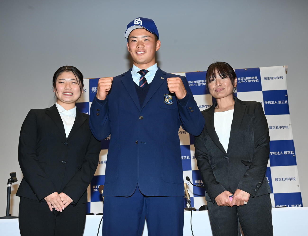 中日から4位指名を受け姉菜乃さん（左）、母寿子（右）とポーズを取る履正社・福田（撮影・和賀正仁）