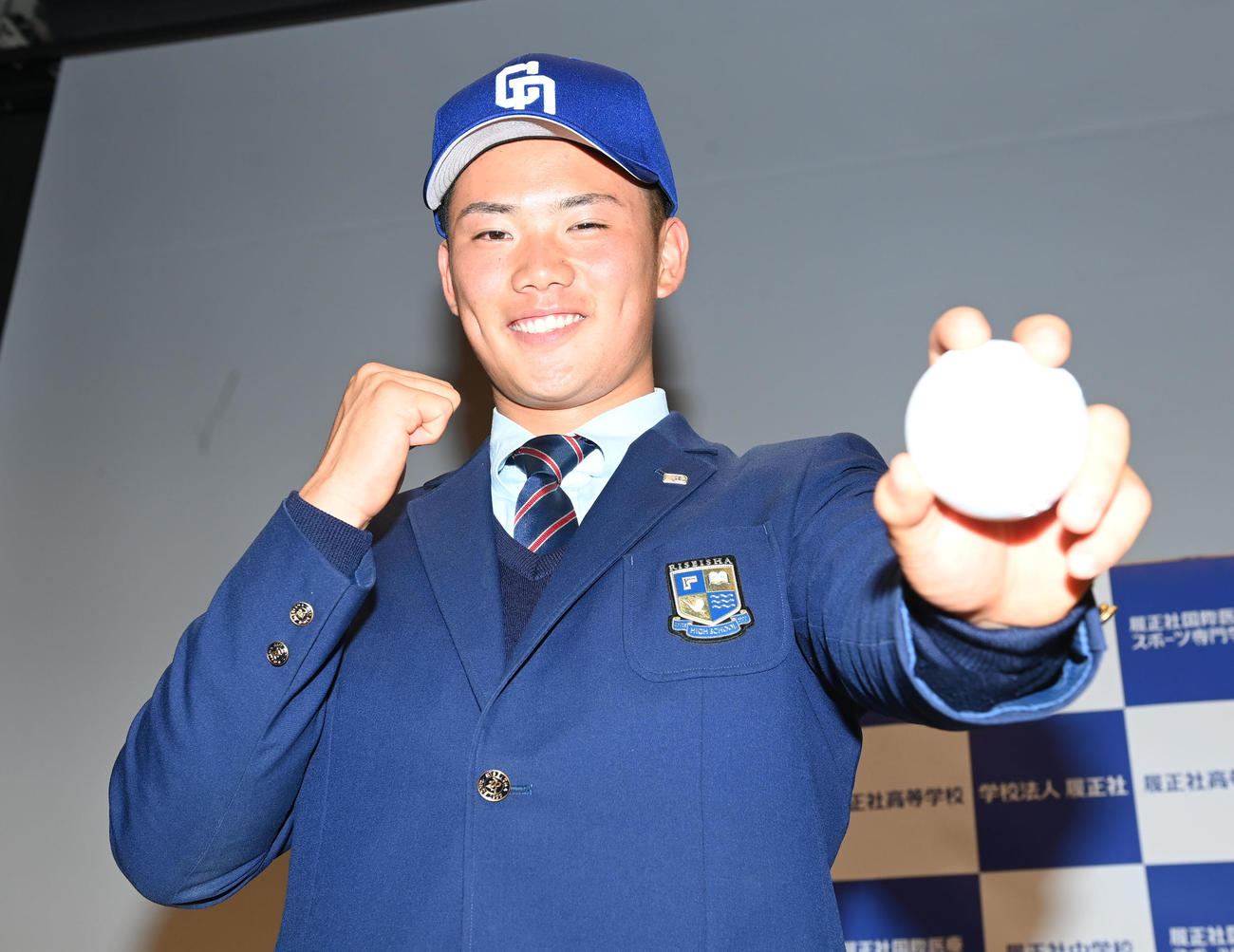 中日から4位指名を受けポーズを取る履正社・福田（撮影・和賀正仁）