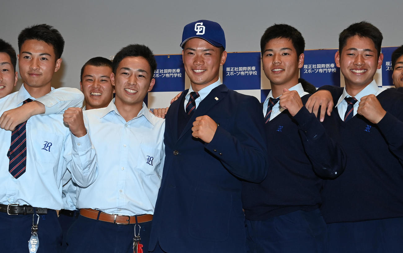 中日から4位指名を受け、ナインから祝福される履正社・福田（撮影・和賀正仁）