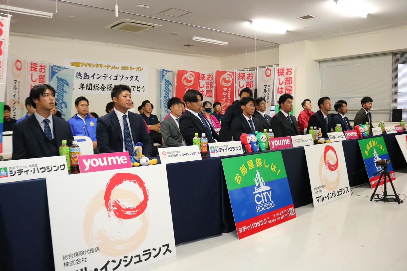 ドラフト指名を待つ四国IL徳島の選手たち。左から谷口、白川、宮沢、井上、椎葉、シンクレア、増田、藤田（撮影・林亮佑）＝2023年10月26日、ゆめタウン徳島