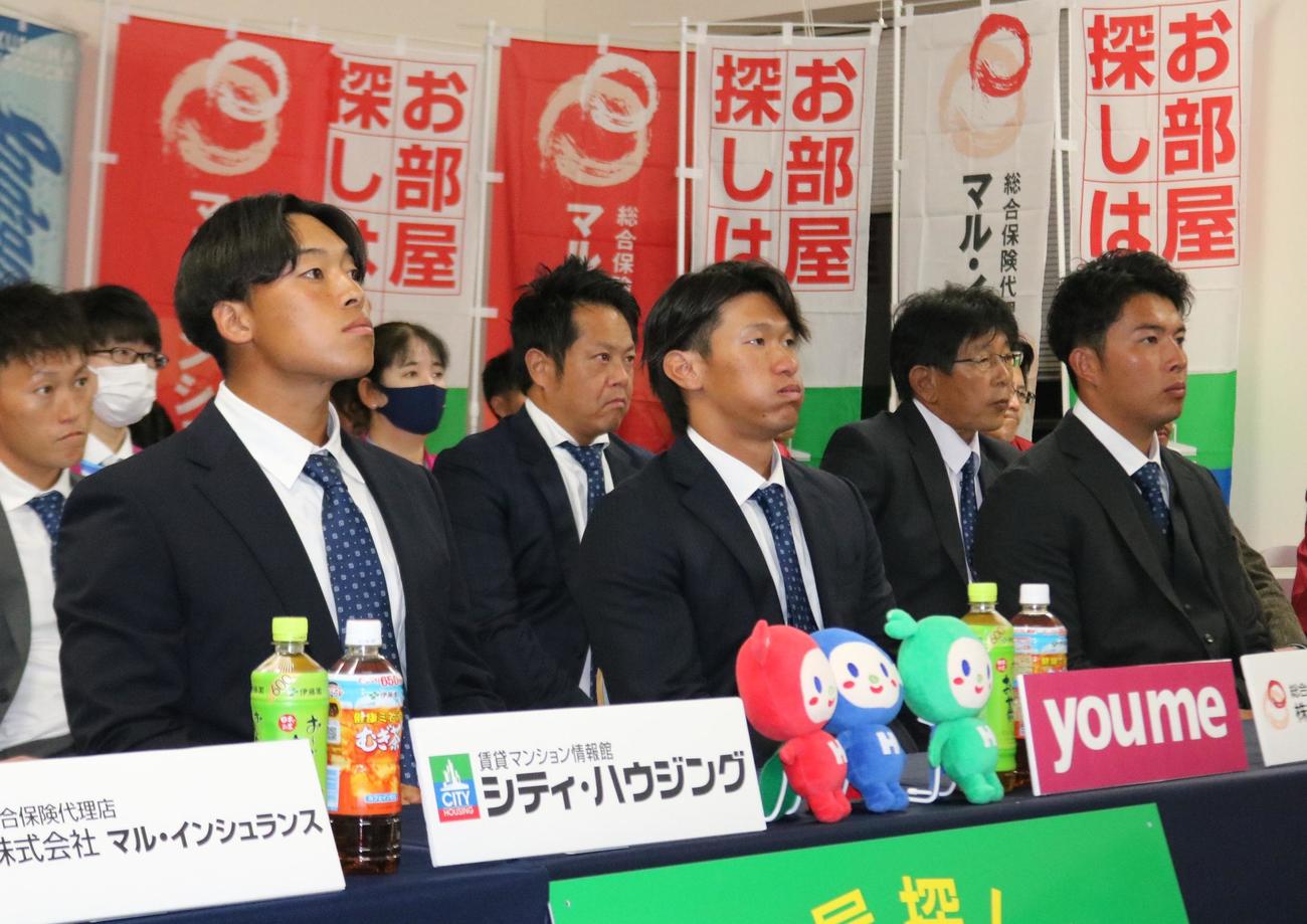 四国IL徳島から支配下指名を受けた3選手。左から西武5位宮沢太成投手、DeNA6位井上絢登外野手、阪神2位椎葉剛投手（撮影・林亮佑）