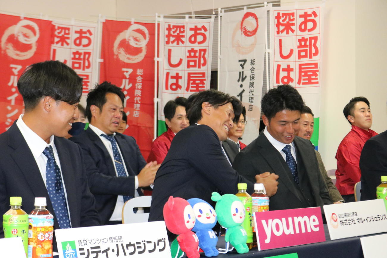 四国IL徳島でDeNAから6位指名を受けた井上絢登外野手（中央）は阪神から2位指名を受けた椎葉剛投手と握手する（撮影・林亮佑）＝2023年10月26日、ゆめタウン徳島
