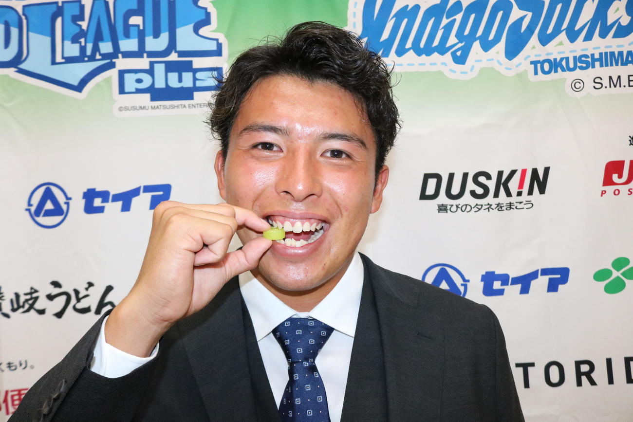 パイン飴をくわえる阪神から2位指名を受けた四国IL徳島・椎葉（撮影・林亮佑）