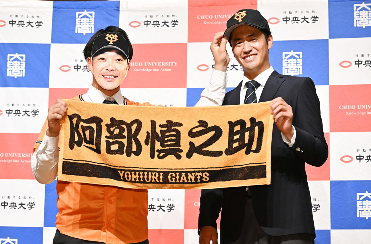 巨人からドラフト1位で指名された中大・西舘（右）は阿部監督に扮（ふん）した学生と記念撮影する（撮影・滝沢徹郎）