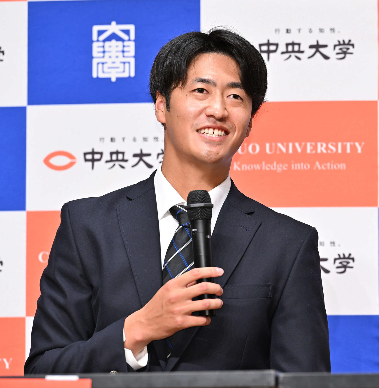 笑顔で会見する巨人ドラフト1位で指名された中大・西舘（撮影・滝沢徹郎）