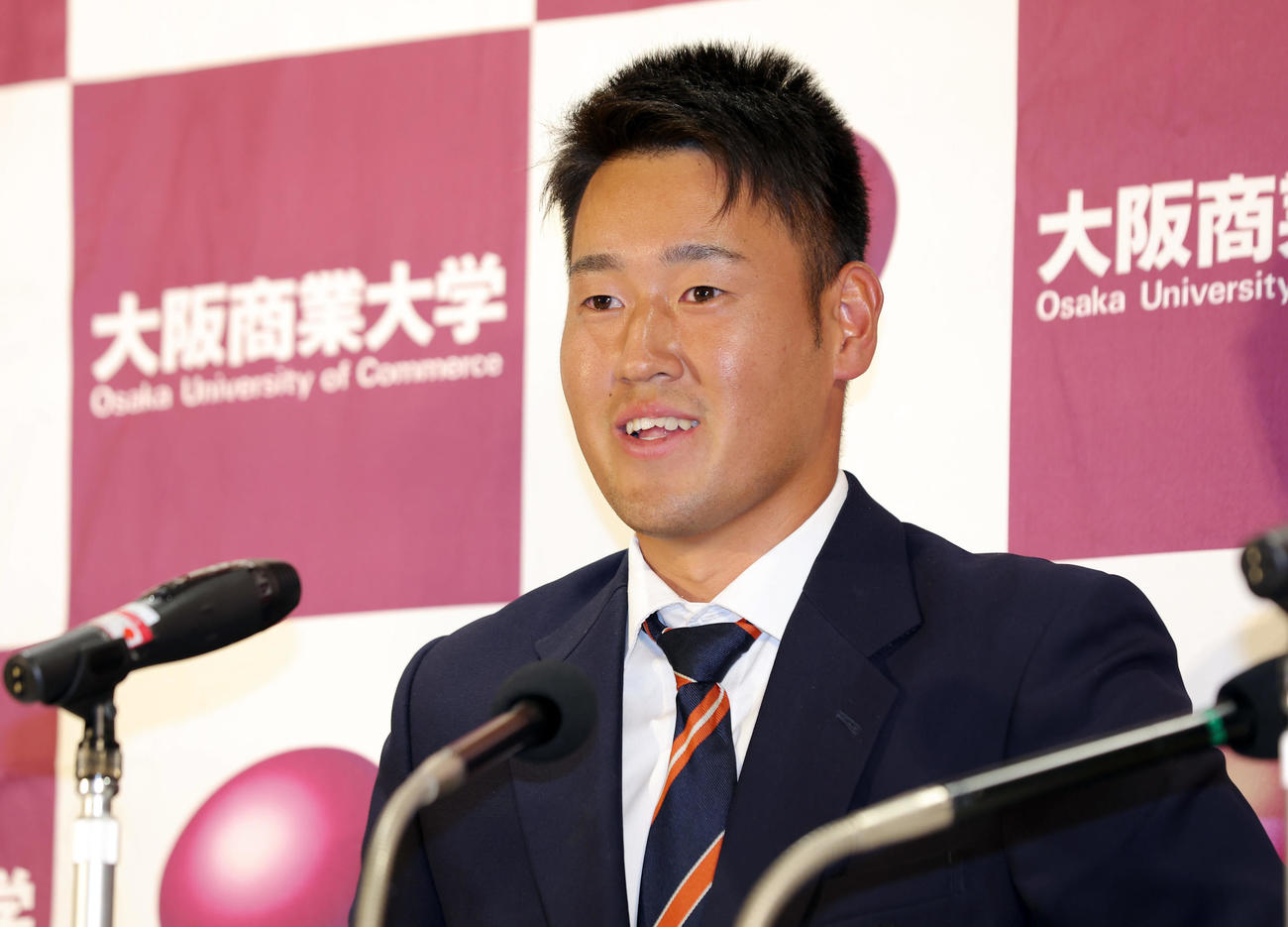 西武から2位指名を受け、会見で笑顔を見せる大商大・上田（撮影・前田充）