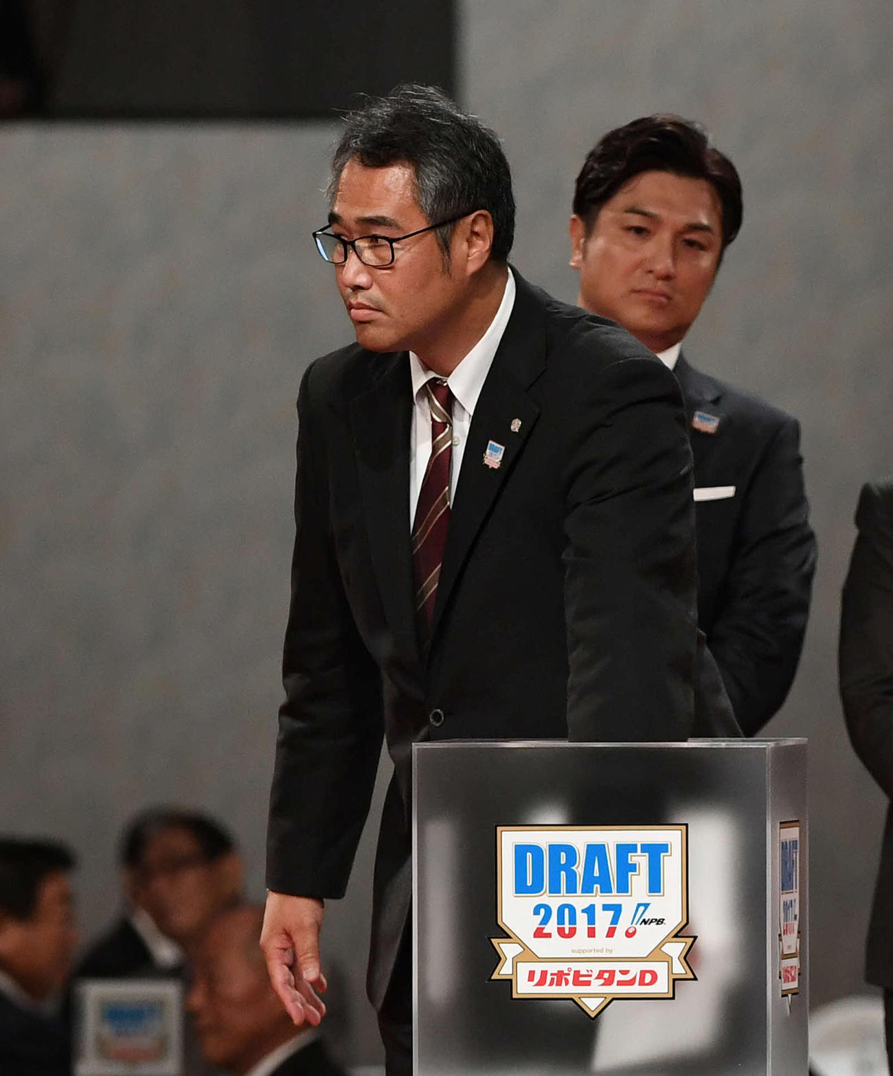 17年10月、ドラフト会議の1巡目で早実・清宮を指名し左手でくじを引き当てる日本ハム木田GM補佐（手前）