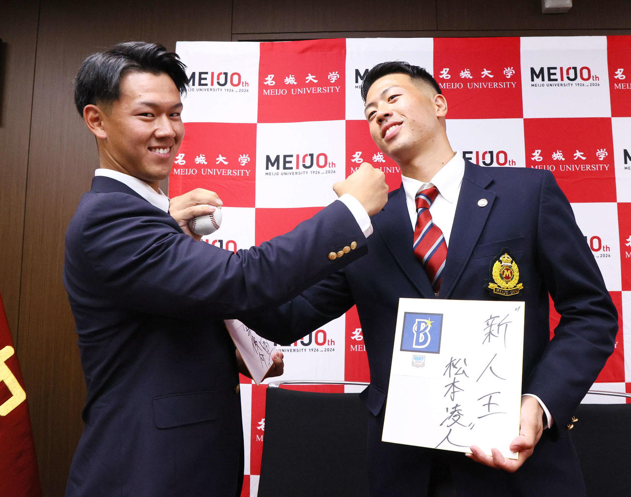ドラフト会議ダブル2位で指名を受けたソフトバンク2位の名城大・岩井（左）とDeNA2位の松本（撮影・上山淳一）