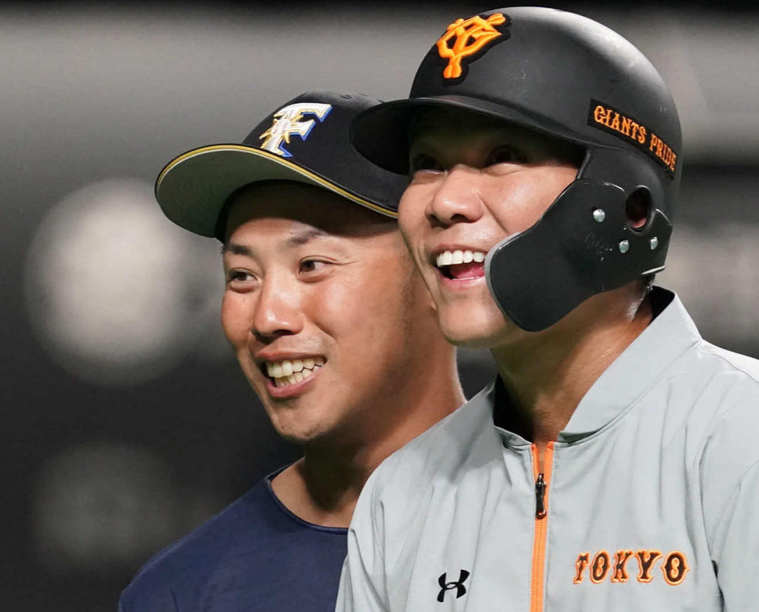 矢野謙次氏（左、当時日本ハムコーチ）と巨人坂本（2020年3月撮影）