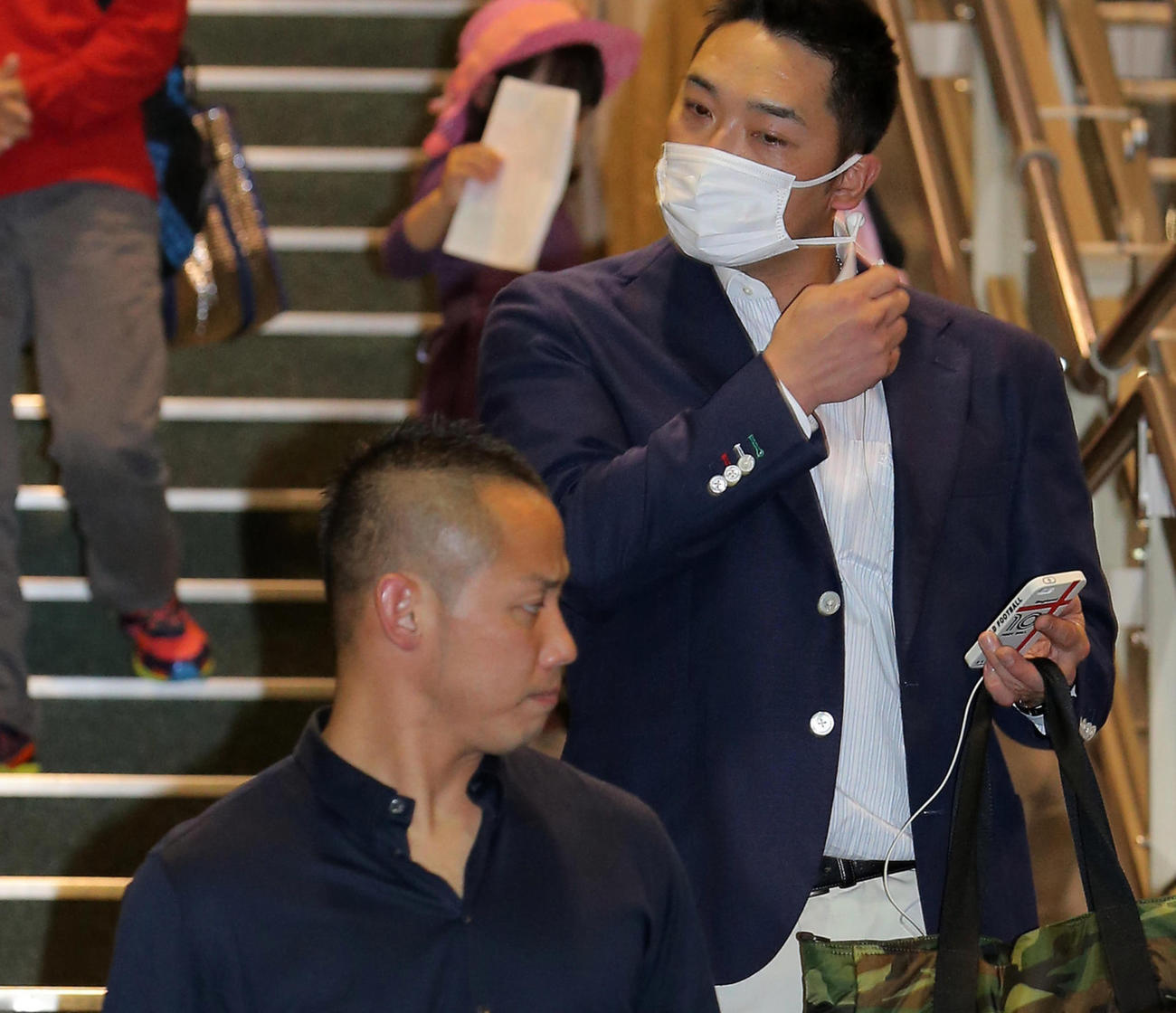 V旅行へ出発する巨人阿部（上）と矢野（2014年12月撮影）