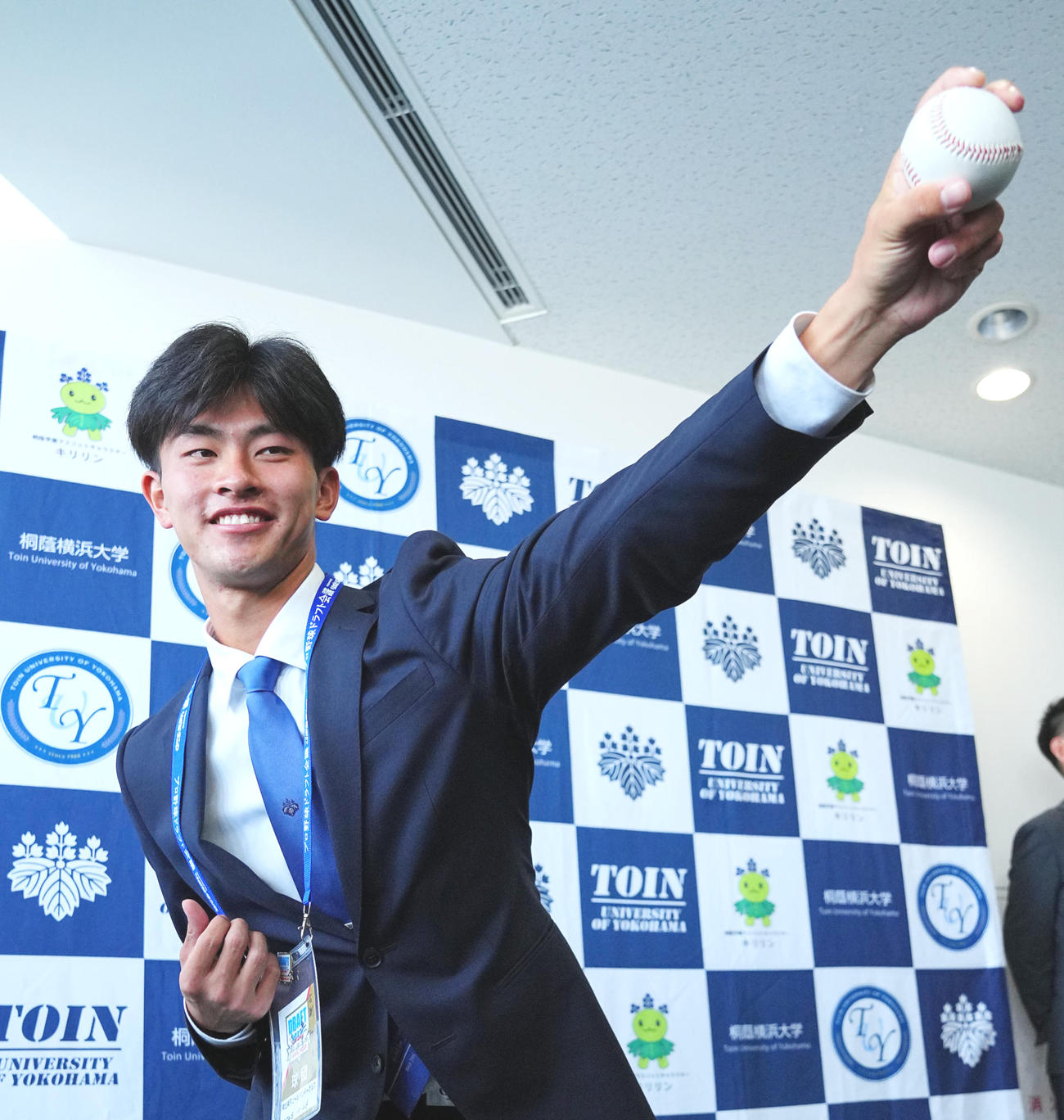 楽天1位の桐蔭横浜大・古謝は指名あいさつを受けボールを手に笑顔で写真に納まる（撮影・垰建太）
