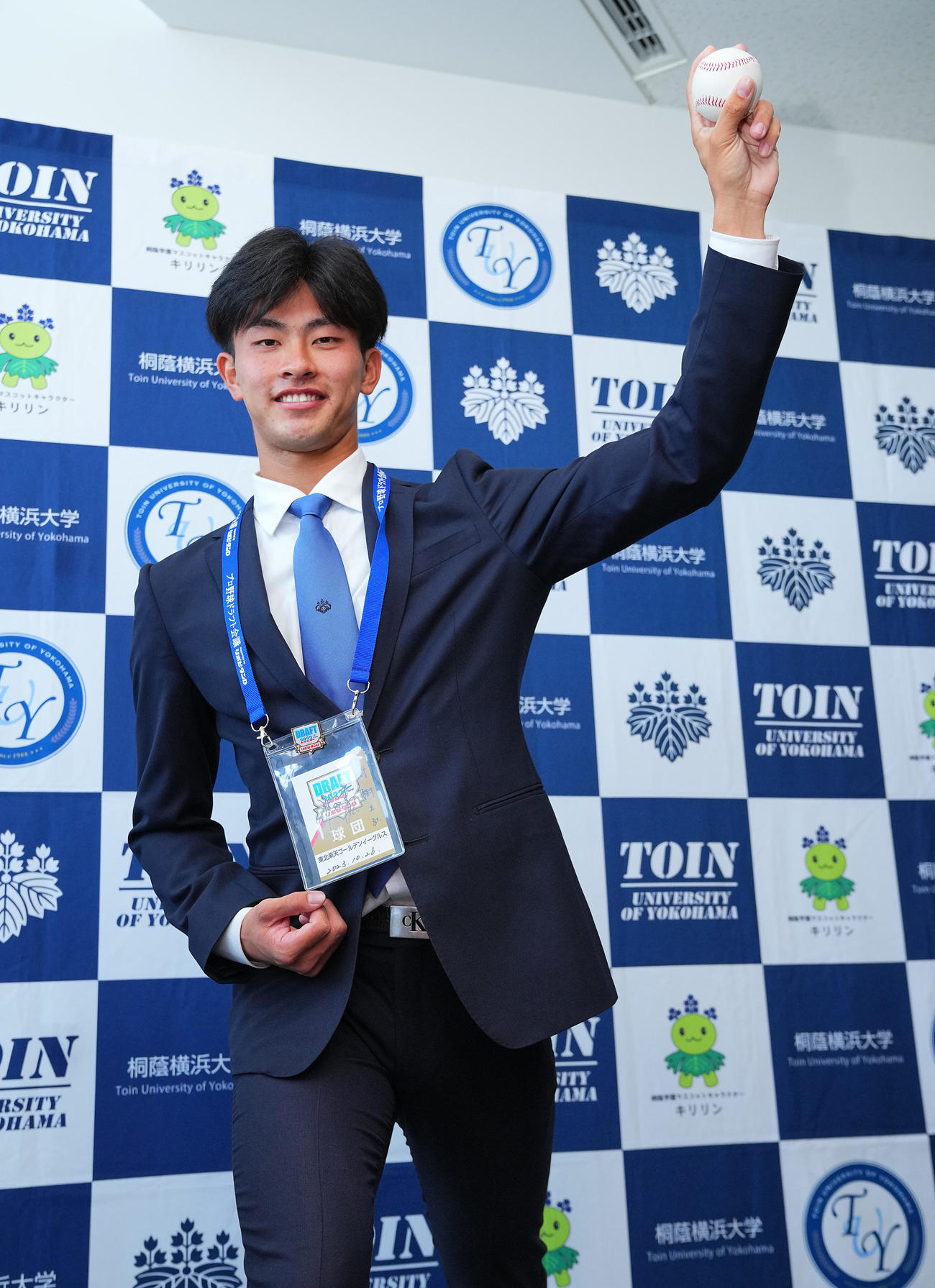 楽天1位の桐蔭横浜大・古謝は指名あいさつを受けボールを手に笑顔で写真に納まる（撮影・垰建太）