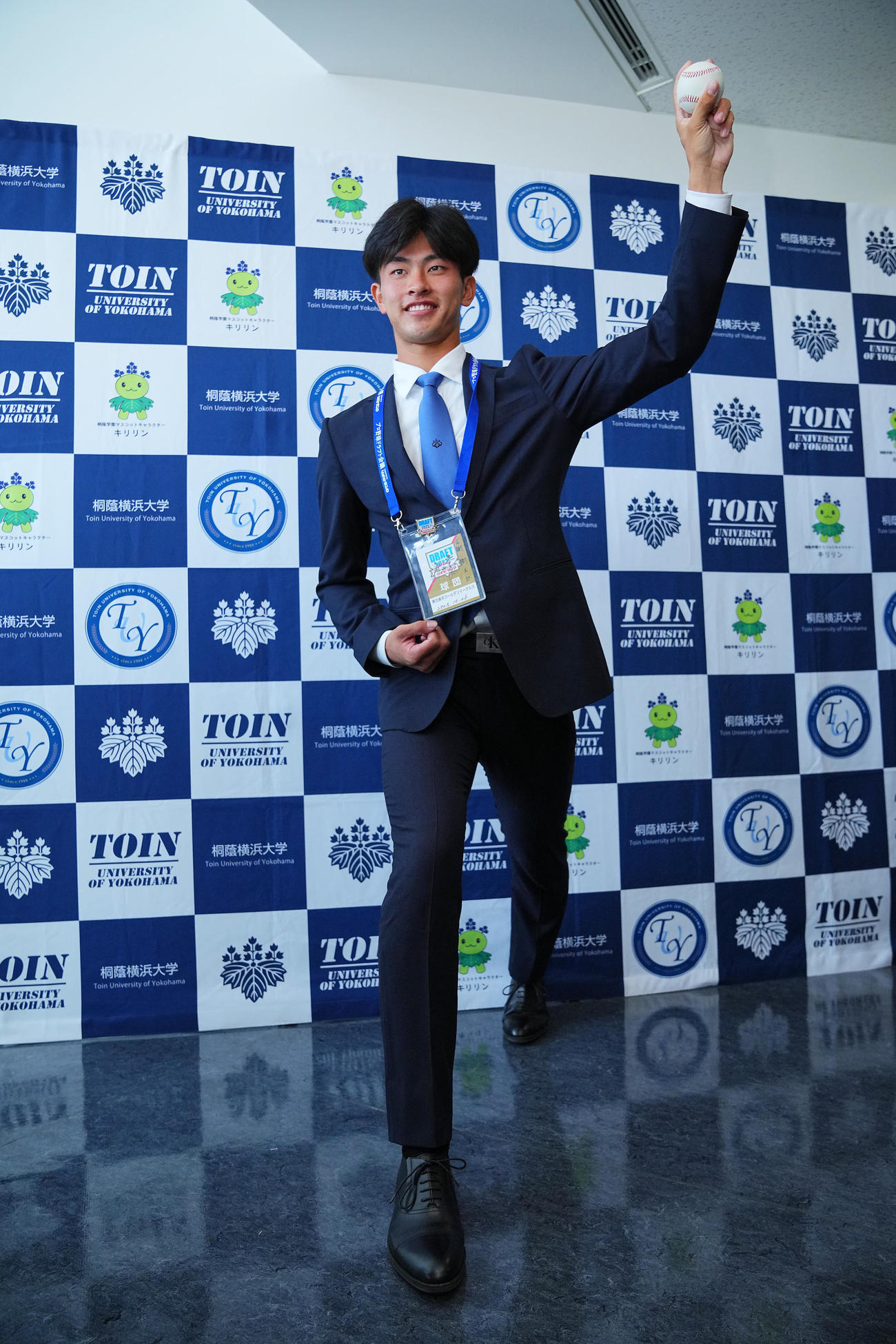 楽天1位の桐蔭横浜大・古謝は指名あいさつを受けボールを手に笑顔で写真に納まる（撮影・垰建太）