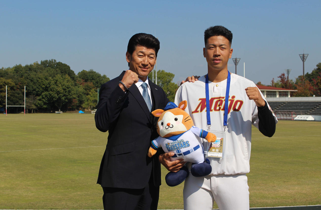 DeNAドラフト2位の名城大・松本はサプライズで訪れた三浦監督と力強くガッツポーズ（撮影・久保賢吾）