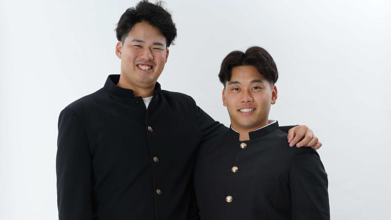 ライオンズサンクスフェスタ2023　学ラン姿の渡辺（左）と蛭間（右）（球団提供）
