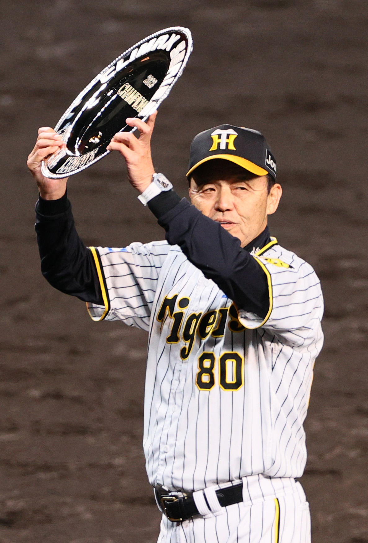CS優勝シャーレを掲げる阪神岡田監督（2023年10月20日撮影）