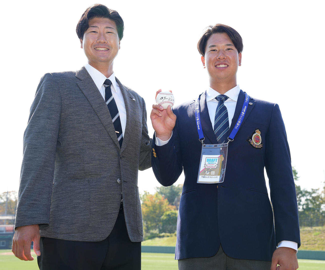 ロッテドラフト1位の明大・上田（右）は指名あいさつ後、松田担当スカウトと笑顔で記念撮影（撮影・鈴木みどり）