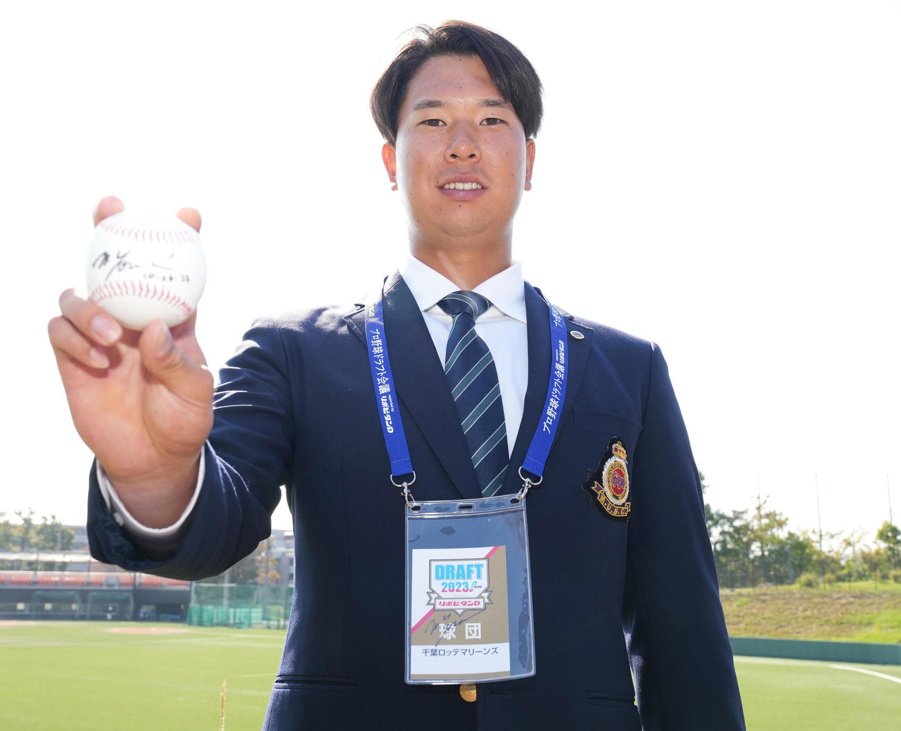 ロッテドラフト1位の明大・上田は指名あいさつ後、吉井監督のサイン入りボールを手に笑顔で記念撮影（撮影・鈴木みどり）