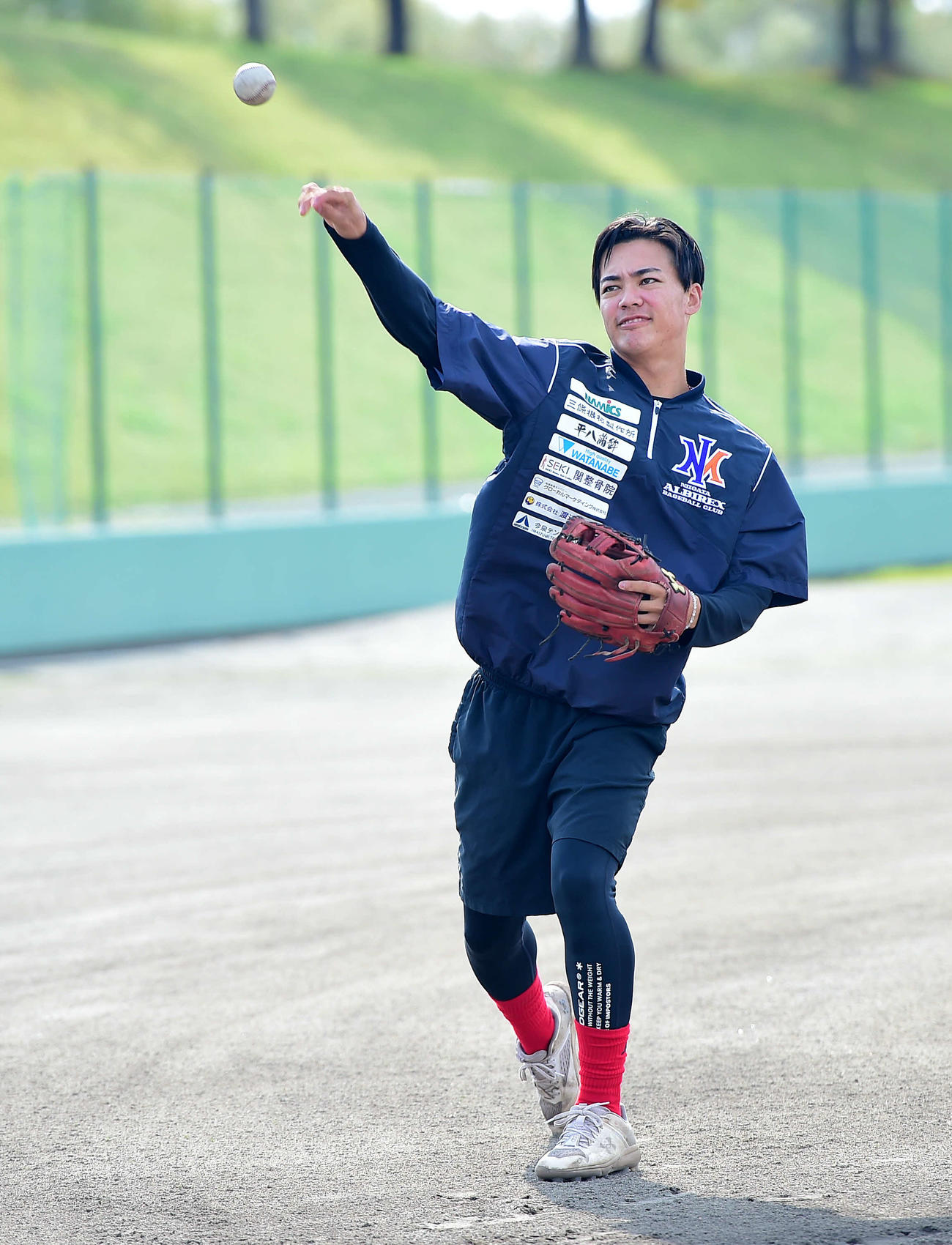 ドラフト会議から一夜明け、キャッチボールをする伊藤