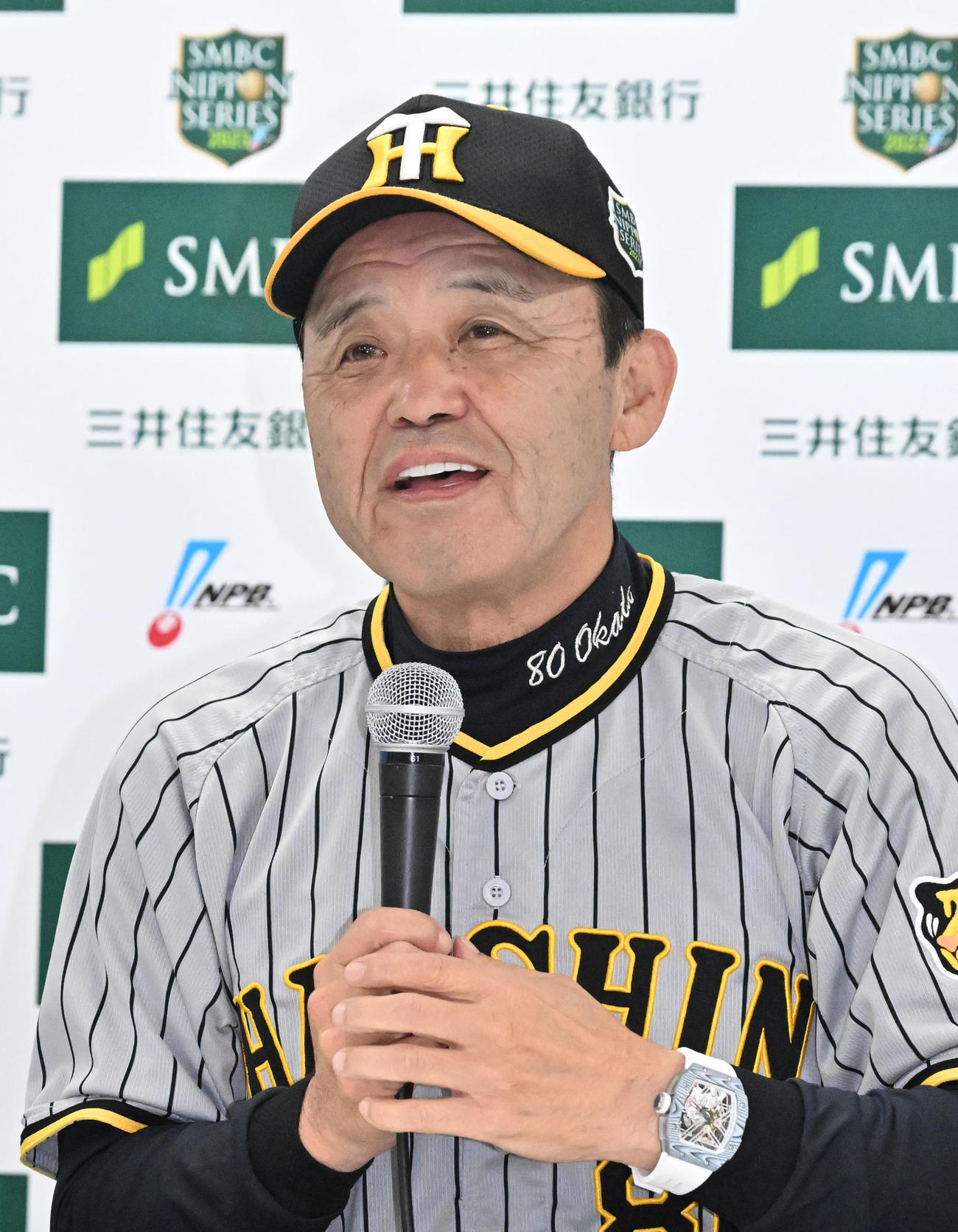 監督会見をする岡田監督（撮影・石井愛子）