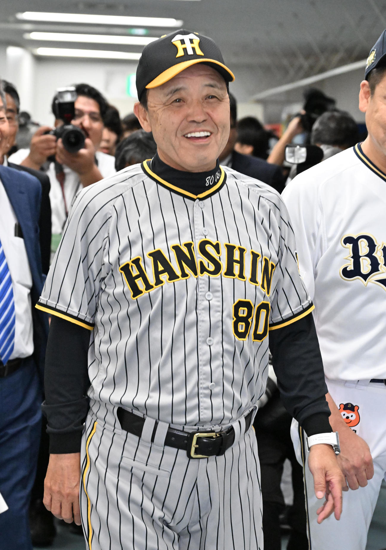 監督会議後に笑顔を見せる岡田監督（撮影・石井愛子）