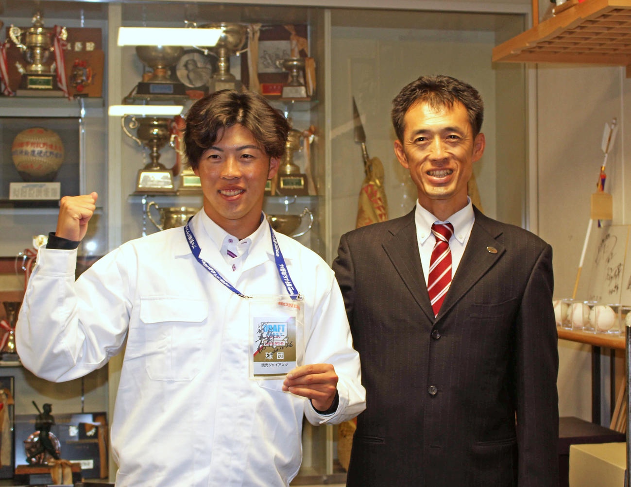 巨人ドラフト2位のホンダ鈴鹿・森田は指名あいさつを受け、木佐貫スカウトと笑顔でガッツポーズ（撮影・久保賢吾）