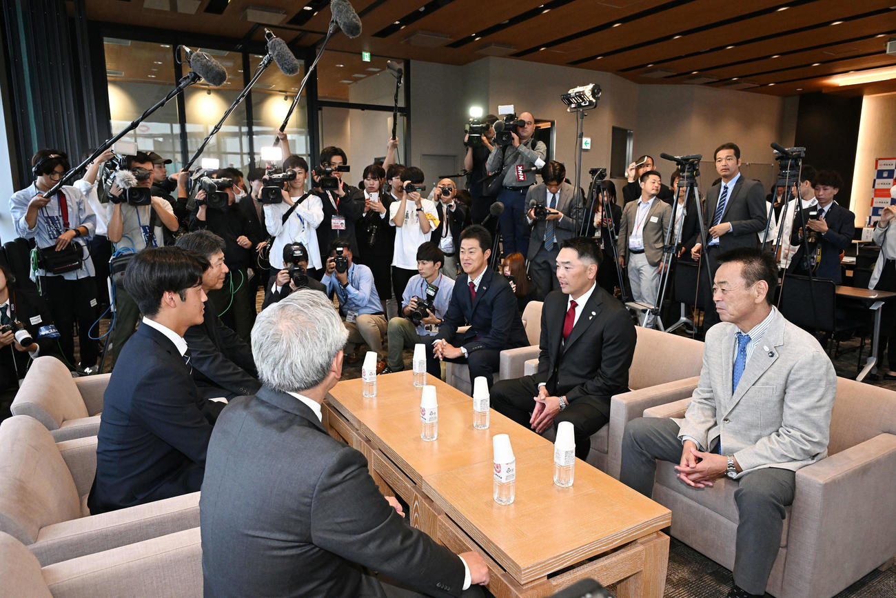 指名あいさつに訪れた巨人阿部監督（手前右から2人目）はドラフト1位の中大・西舘（同左）と談笑する（撮影・滝沢徹郎）