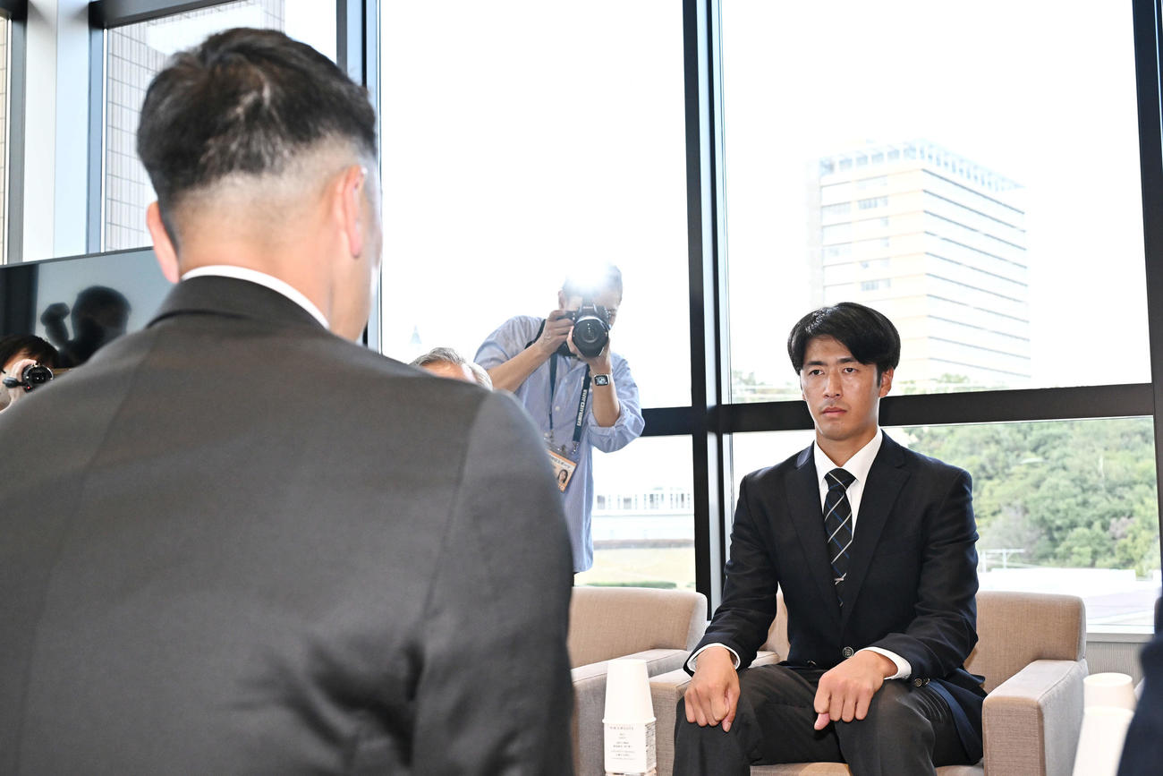 指名あいさつに訪れた巨人阿部監督（手前）の話しを聞くドラフト1位の中大・西舘（撮影・滝沢徹郎）