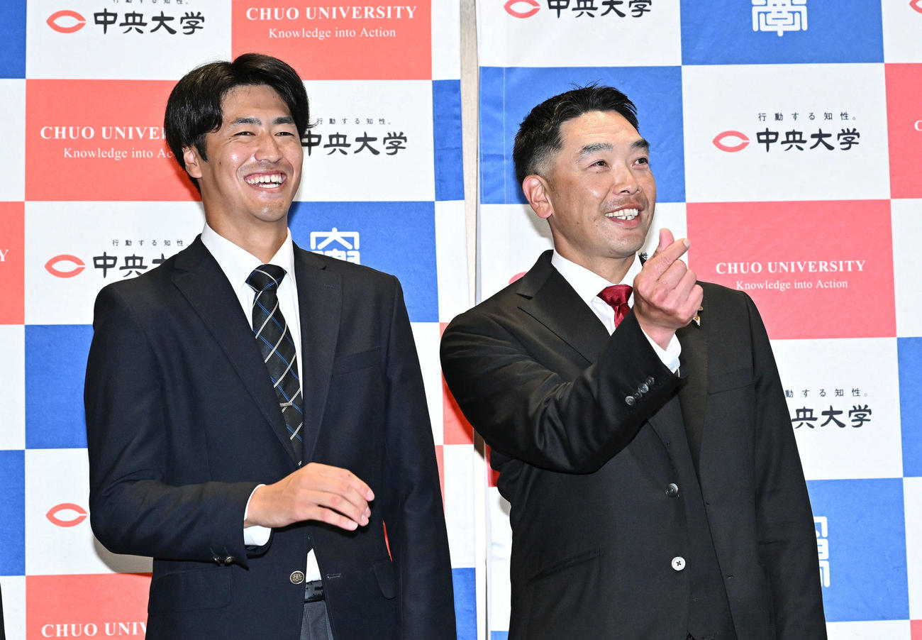 指名あいさつに訪れた巨人阿部監督（右）は記念撮影でポーズを決めドラフト1位の中大・西舘の笑いを誘う（撮影・滝沢徹郎）