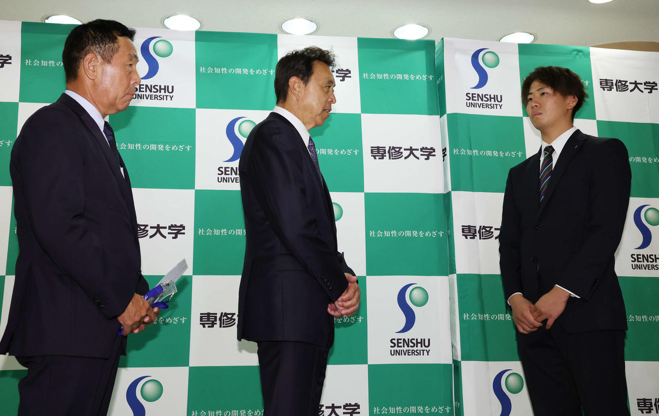 指名あいさつに訪れたヤクルト中西スカウト（左）と小川GM（中央）を出迎える1位指名の専大・西舘（撮影・宮地輝）