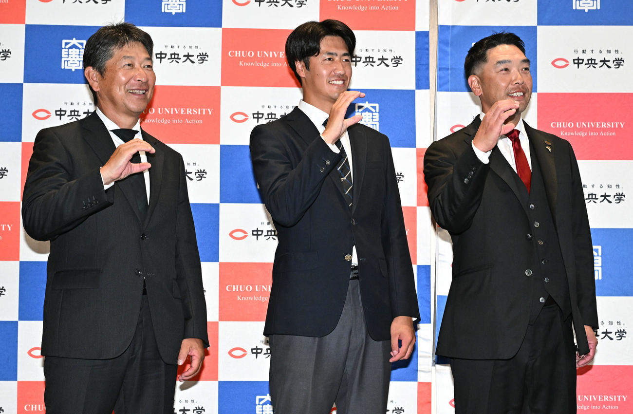 巨人ドラフト1位の中大・西舘（中央）はあいさつに訪れた巨人阿部監督（右）、清水監督と「C」のポーズ（撮影・滝沢徹郎）