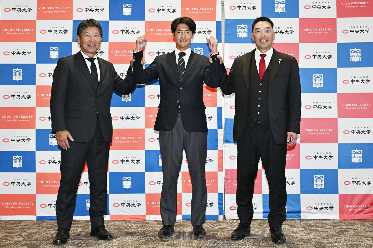 巨人ドラフト1位の中大・西舘（中央）はあいさつに訪れた巨人阿部監督（右）、清水監督と記念撮影する（撮影・滝沢徹郎）