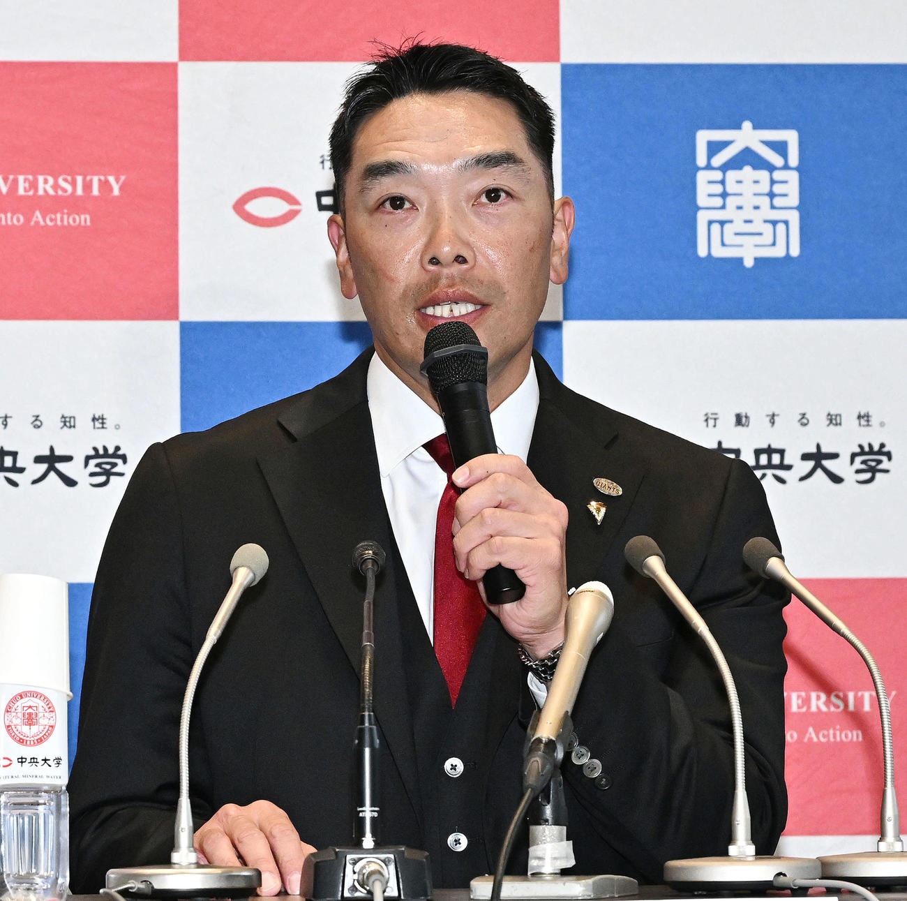 ドラフト1位の中大・西舘の指名あいさつに訪れ、会見で報道陣にお願いする巨人阿部監督（撮影・滝沢徹郎）