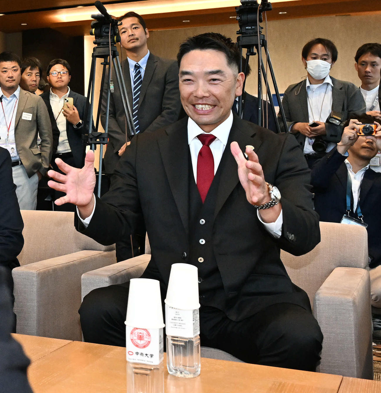 指名あいさつに訪れた巨人阿部監督（後方）はドラフト1位の中大・西舘（手前右）と談笑する（撮影・滝沢徹郎）
