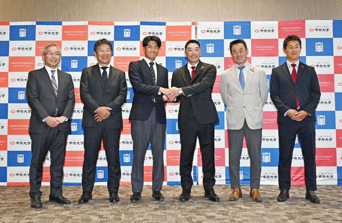 指名あいさつに訪れた巨人阿部監督（左から4人目）と握手を交わすドラフト1位の中大・西舘。左から中大・樫山部長、同清水監督、2人おいて水野スカウト部長、円谷スカウト（撮影・滝沢徹郎）
