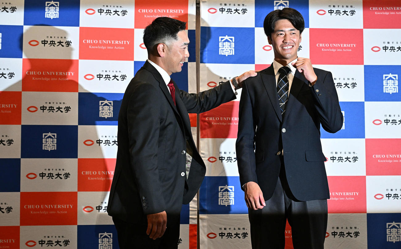 指名あいさつに訪れた巨人阿部監督（左）はドラフト1位の中大・西舘を激励する（撮影・滝沢徹郎）
