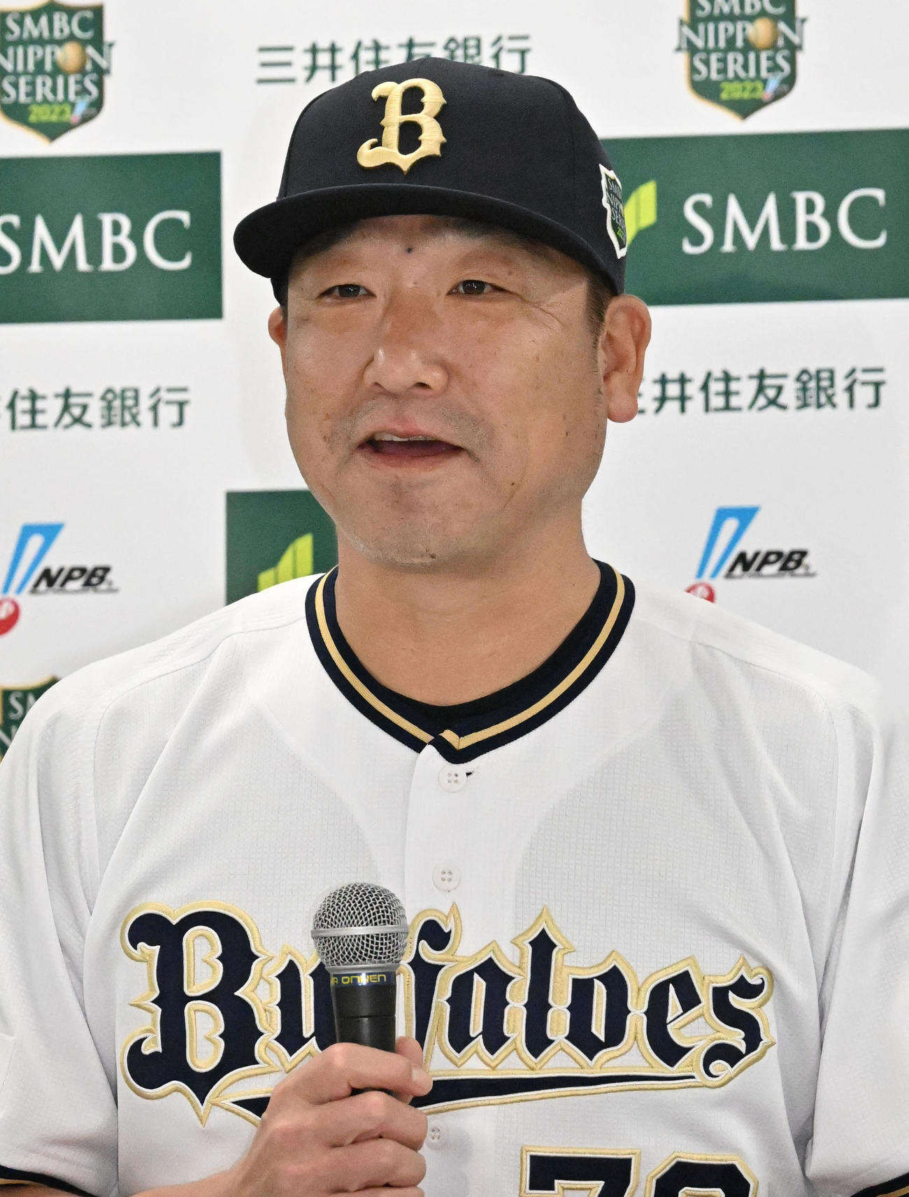 監督会見で質問に答えるオリックス中嶋監督（撮影・石井愛子）
