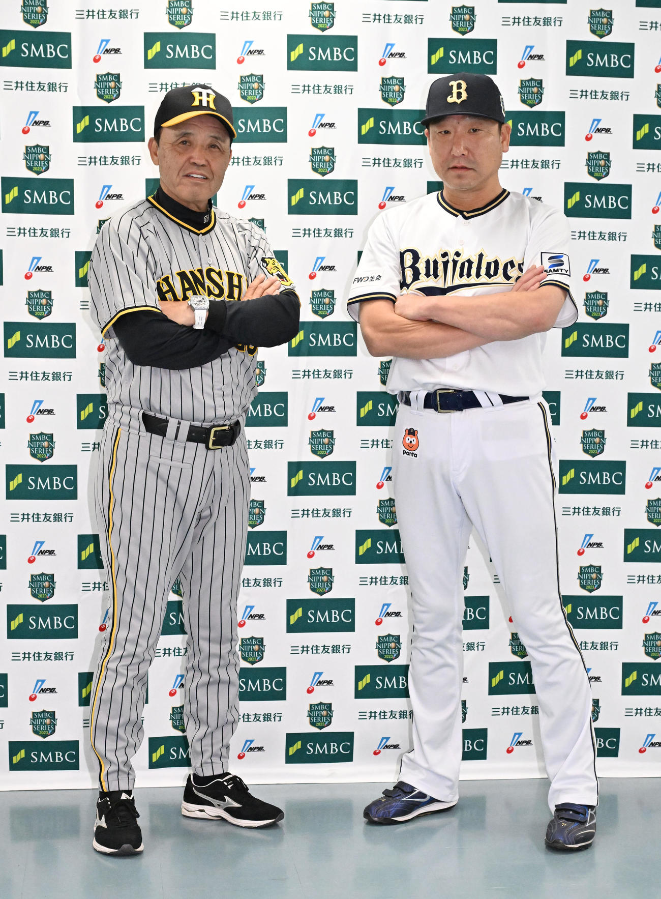 監督会議を終えて記念撮影をする阪神岡田監督（左）とオリックス中嶋監督（撮影・石井愛子）