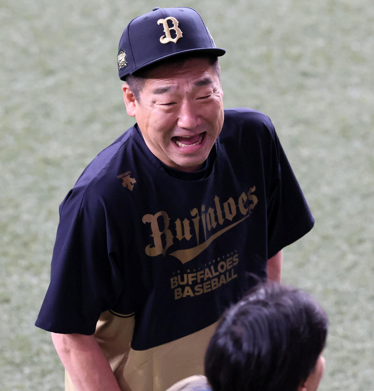グラウンドで笑顔を見せる中嶋監督（撮影・加藤哉）