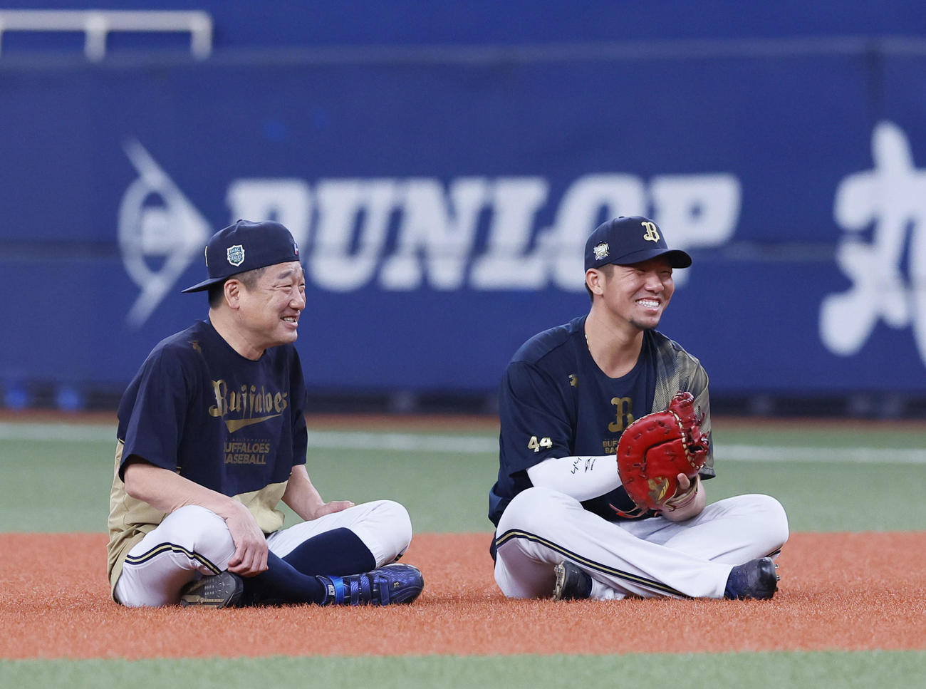 練習の合間に談笑するオリックス中嶋監督（左）と頓宮（撮影・藤尾明華）