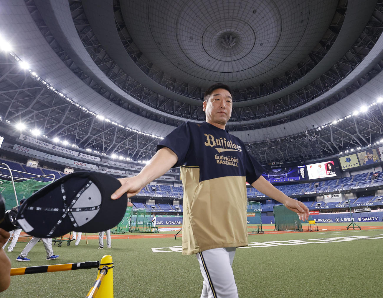 練習を終え、グラウンドを引き揚げるオリックス中嶋監督（撮影・藤尾明華）