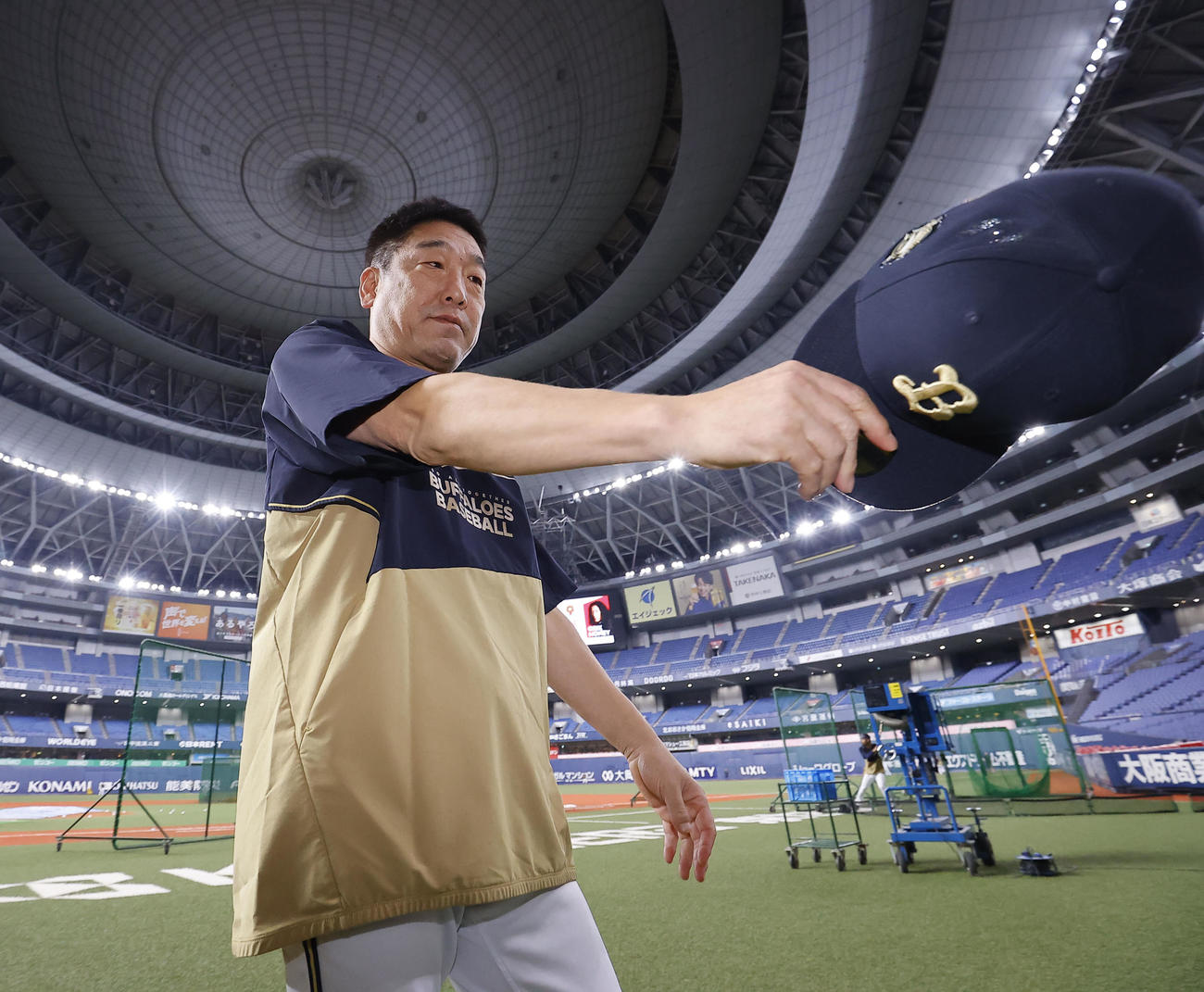 練習を終え、グラウンドを引き揚げるオリックス中嶋監督（撮影・藤尾明華）