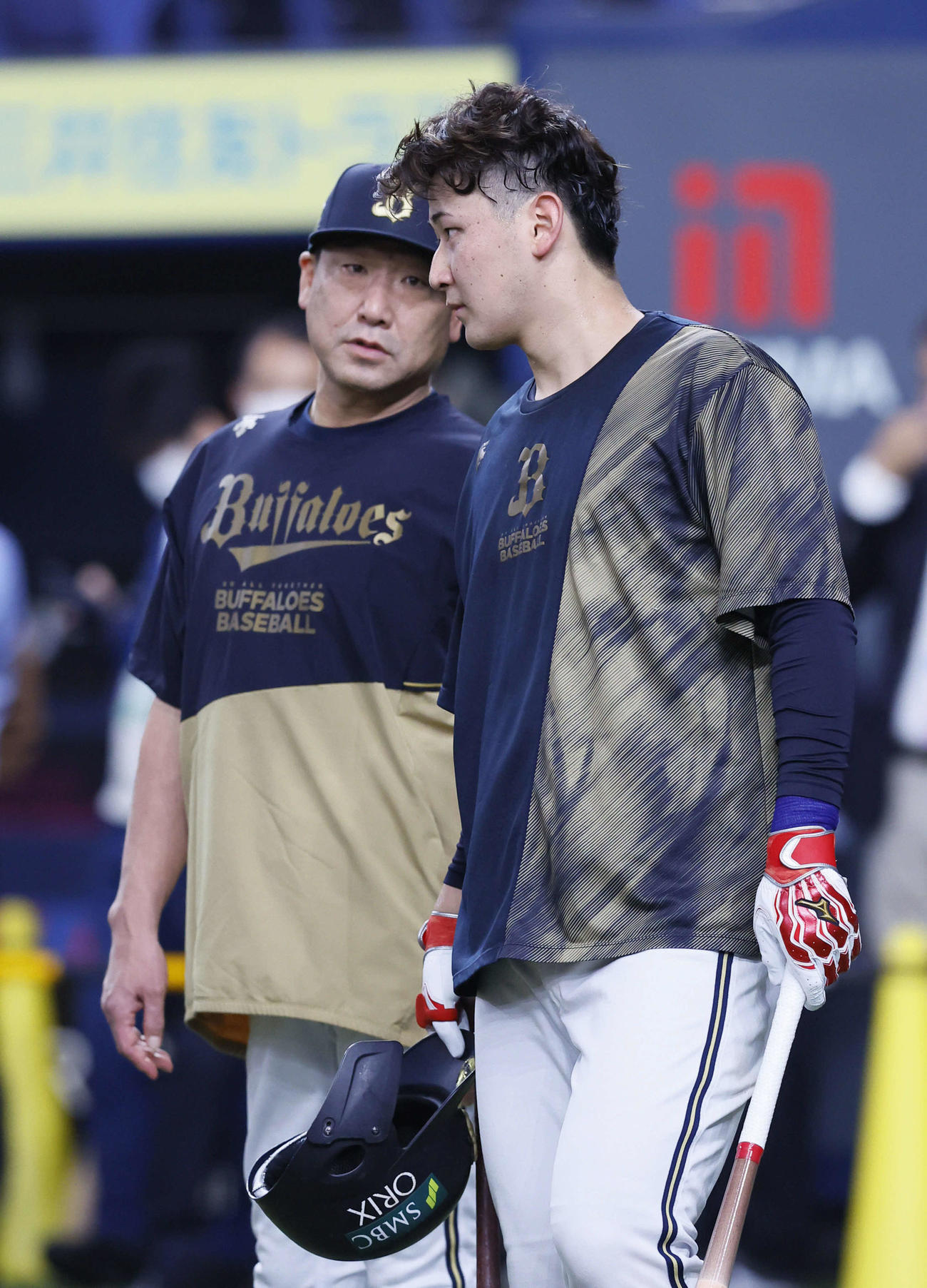 オリックス中嶋監督（左）に声をかけられる紅林（撮影・藤尾明華）